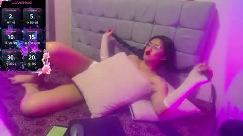 Violet  online show from November 2025 01:03:01 PM