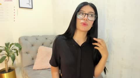 Snapshot of violet_rose_8 chatting on May 2026 06:16:02 PM Violet online show from May 2026 06:16:02 PM