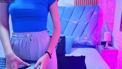 Snapshot of violett__golden chatting on October 2025 08:52:02 PM ViolettGolden online show from October 2025 08:52:02 PM