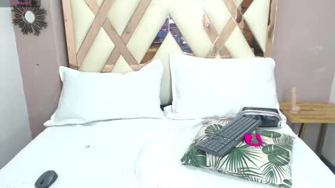 V I O L E T T E  online show from October 2025 04:05:02 PM