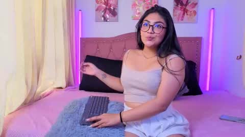 Snapshot of violettabloom_ chatting on September 2025 07:58:02 PM violettabloom_ online show from September 2025 07:58:02 PM