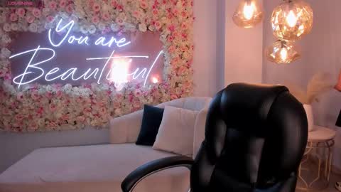 Violett Castel online show from September 2025 06:55:02 PM