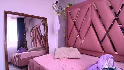 Snapshot of viollettaa_ chatting on November 2025 06:51:01 PM Violetta online show from November 2025 06:51:01 PM