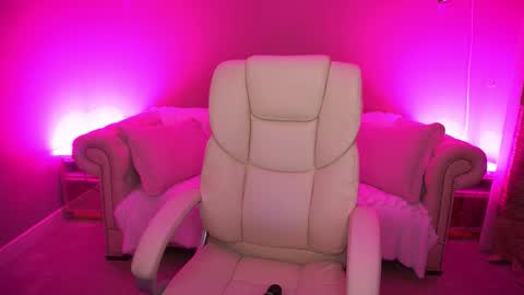 Vivien online show from October 2025 08:09:02 PM