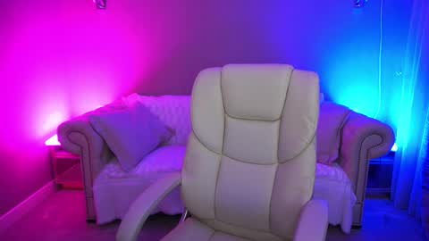 Vivien online show from November 2025 08:33:02 PM