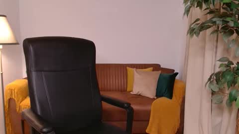 Vivienne online show from October 2025 04:18:01 PM