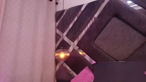 Snapshot of vvioleta_ chatting on January 2025 03:07:02 AM Violeta online show from January 2025 03:07:02 AM