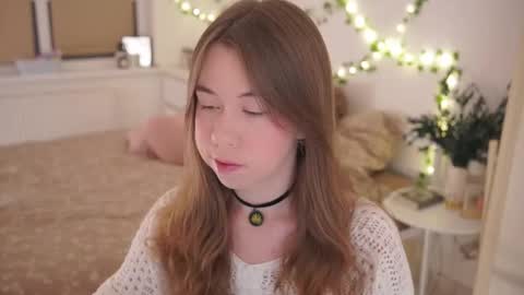 Snapshot of watermelon_sugar_ chatting on December 2025 02:48:01 PM Tess Pls support me with Can we reach 155 my favorite number online show from December 2025 02:48:01 PM