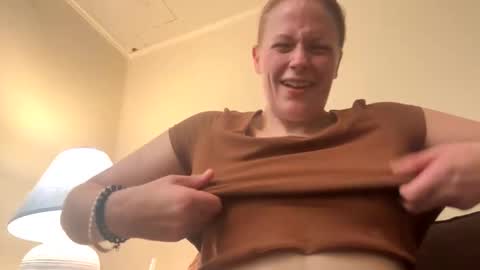 Snapshot of webcumcouple chatting on May 2026 05:30:02 PM HayleyJay online show from May 2026 05:30:02 PM