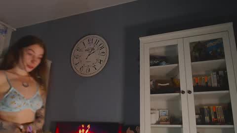 Snapshot of weed_princesss chatting on February 2025 03:18:02 PM moon online show from February 2025 03:18:02 PM