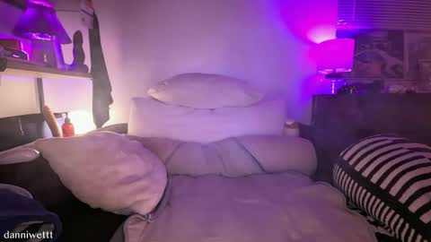 danni online show from November 2025 02:44:01 AM