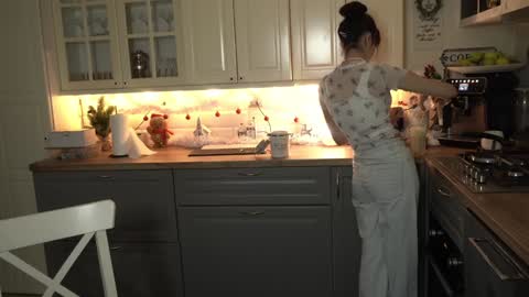 Snapshot of whats_her_name chatting on December 2024 05:51:02 PM Victoria Maria online show from December 2024 05:51:02 PM