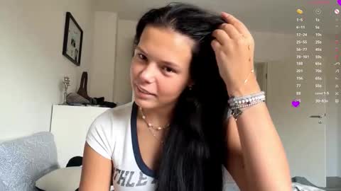 Mia online show from November 2025 09:09:01 AM