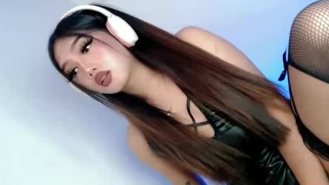 Snapshot of willing_and_wet chatting on November 2025 02:06:02 PM LE XI online show from November 2025 02:06:02 PM