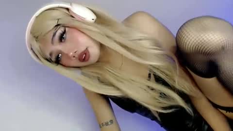 Snapshot of willing_and_wet chatting on November 2025 03:47:01 PM LE XI online show from November 2025 03:47:01 PM