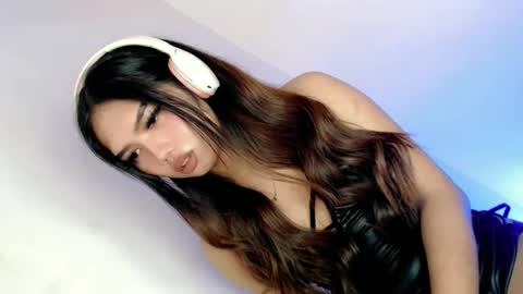 Snapshot of willing_and_wet chatting on December 2025 05:01:01 AM LE XI online show from December 2025 05:01:01 AM