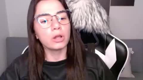 Snapshot of wolfs_daughter chatting on September 2025 02:59:02 AM Alex online show from September 2025 02:59:02 AM