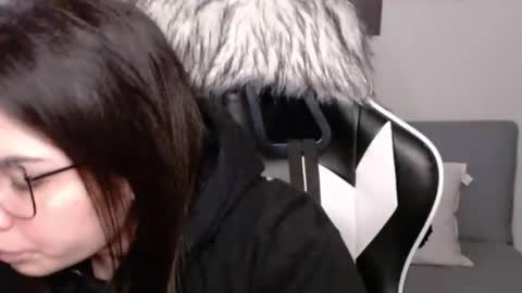 Snapshot of wolfs_daughter chatting on October 2025 01:37:02 AM Alex online show from October 2025 01:37:02 AM