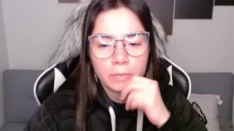 Snapshot of wolfs_daughter chatting on October 2025 01:39:01 AM Alex online show from October 2025 01:39:01 AM