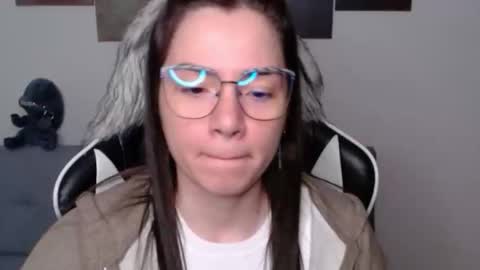 Snapshot of wolfs_daughter chatting on December 2025 02:05:02 AM Alex online show from December 2025 02:05:02 AM