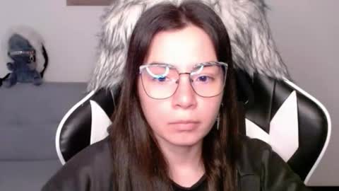 Snapshot of wolfs_daughter chatting on December 2025 02:19:01 AM Alex online show from December 2025 02:19:01 AM