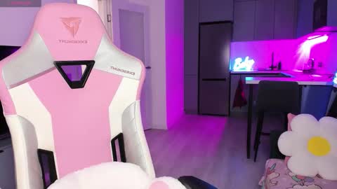 Emi online show from December 2025 04:12:02 PM