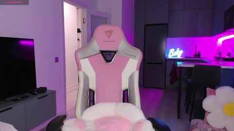 Emi online show from December 2025 04:03:01 PM