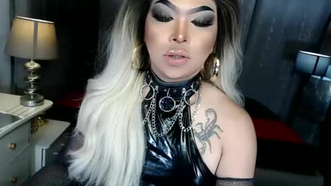 Snapshot of xdirtyflirtyx chatting on November 2025 08:33:02 PM Zhavia online show from November 2025 08:33:02 PM