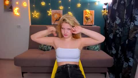 Snapshot of xloe_queen chatting on February 2025 02:34:02 PM Chloe online show from February 2025 02:34:02 PM