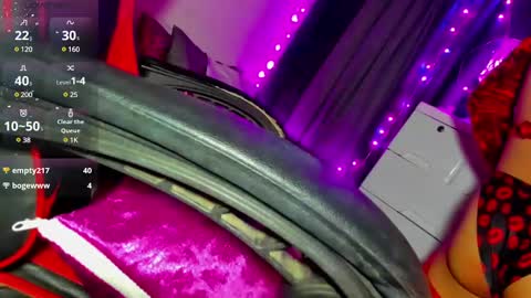 Snapshot of xvalentinafox chatting on December 2024 11:33:02 AM Hairy Queen Valentina online show from December 2024 11:33:02 AM