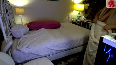 Snapshot of xxstrawberryjanexx chatting on November 2025 04:28:02 AM Strawberry Jane online show from November 2025 04:28:02 AM