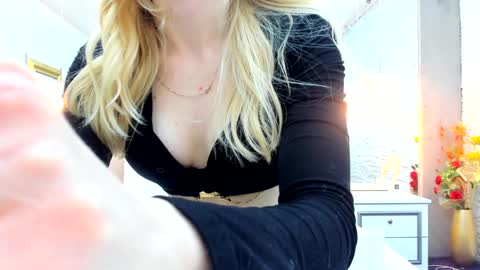 Snapshot of yana_miana chatting on January 2025 10:19:01 PM Yana online show from January 2025 10:19:01 PM