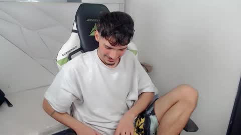 Snapshot of yankeee_ chatting on November 2025 04:24:02 AM DANILO online show from November 2025 04:24:02 AM