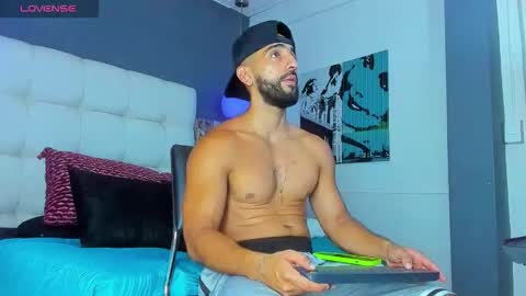 Yiyo online show from November 2025 08:41:02 PM