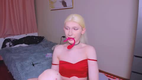 Mikaella - Mika online show from December 2025 07:00:01 PM