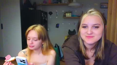 Snapshot of younona chatting on April 2026 06:06:01 PM Anna and Luna online show from April 2026 06:06:01 PM