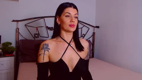 I V Y   online show from October 2025 07:36:02 PM