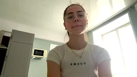 Snapshot of yvonnepfluger chatting on May 2026 07:05:02 AM Lina online show from May 2026 07:05:02 AM