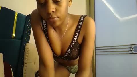 Snapshot of zariah011 chatting on April 2026 01:42:02 AM zariah online show from April 2026 01:42:02 AM