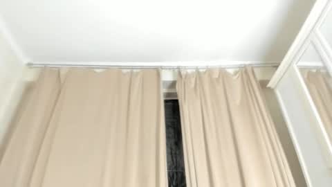 zirael_swan online show from March 2026 02:52:01 AM