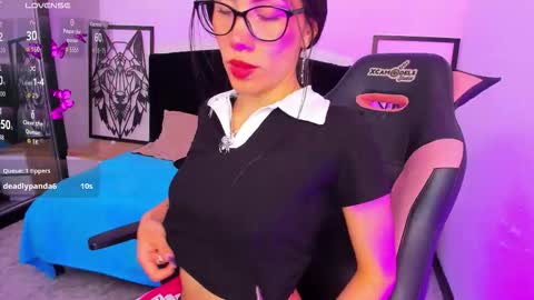 Snapshot of zoegp chatting on December 2025 05:04:02 AM Laura online show from December 2025 05:04:02 AM