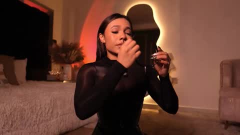 zoevidal_ online show from November 2025 12:05:02 PM