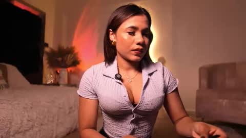 zoevidal_ online show from November 2025 12:07:01 PM