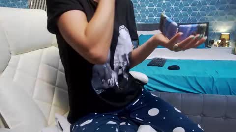 Snapshot of zoeylarkens chatting on October 2025 01:19:01 PM Zoey online show from October 2025 01:19:01 PM