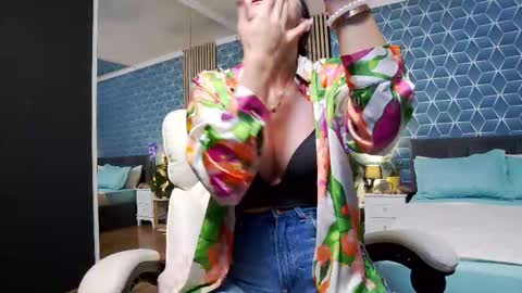 Snapshot of zoeylarkens chatting on October 2025 04:40:02 PM Zoey online show from October 2025 04:40:02 PM