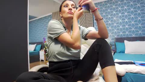 Snapshot of zoeylarkens chatting on November 2025 06:09:02 PM Zoey online show from November 2025 06:09:02 PM