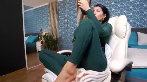 Snapshot of zoeylarkens chatting on November 2025 05:33:02 PM Zoey online show from November 2025 05:33:02 PM