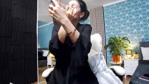 Snapshot of zoeylarkens chatting on November 2025 07:05:02 PM Zoey online show from November 2025 07:05:02 PM