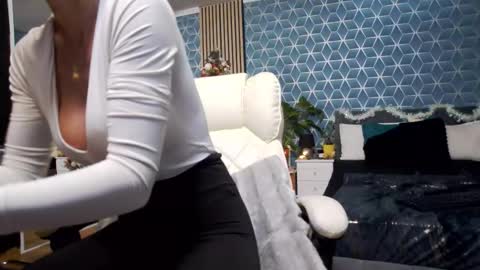 Snapshot of zoeylarkens chatting on December 2025 07:20:02 PM Zoey online show from December 2025 07:20:02 PM