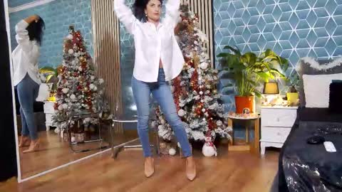 Snapshot of zoeylarkens chatting on December 2025 07:12:02 PM Zoey online show from December 2025 07:12:02 PM